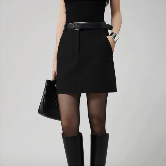 Black minimalist essential mini skirt with side pockets & zipper front - Picture 2 of 3